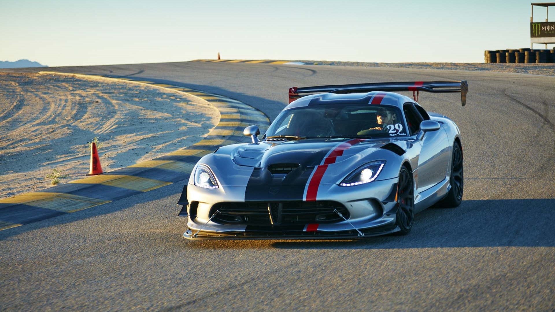 Dodge Viper ACR на черном фоне